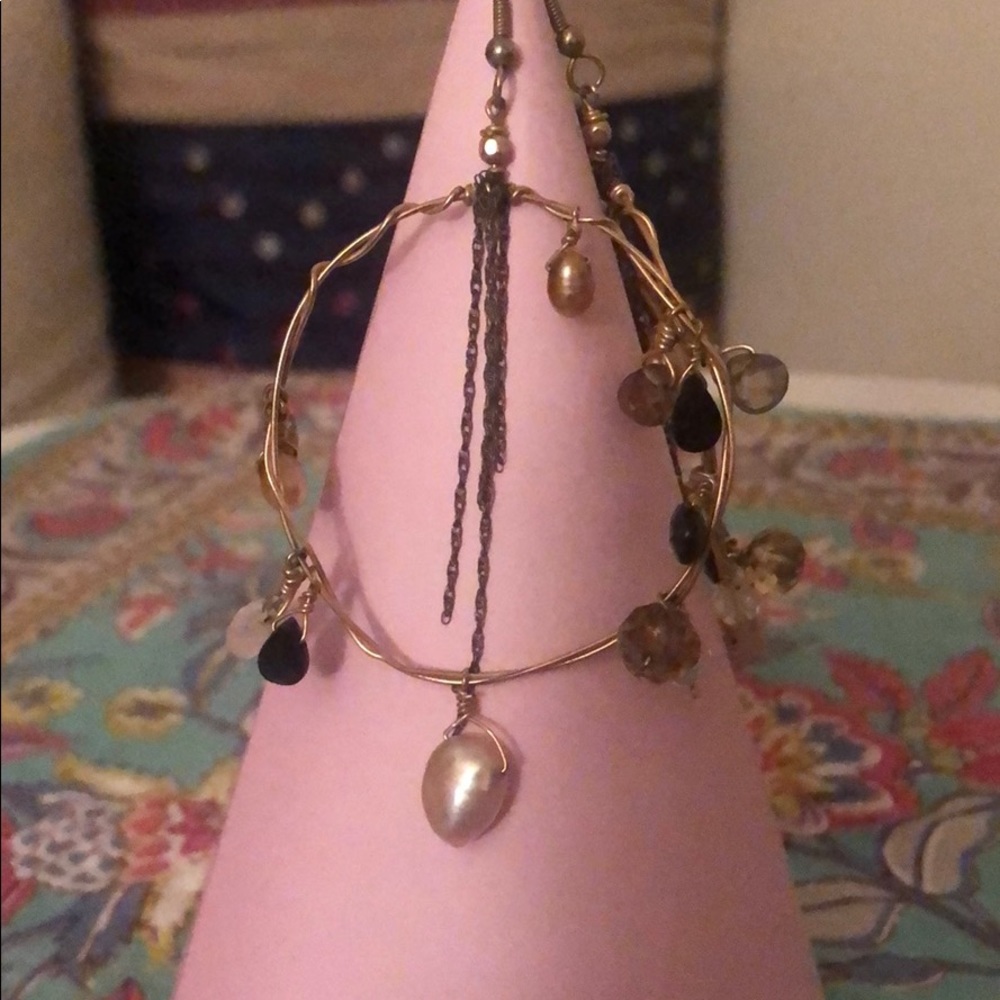 Hoop earrings with pearls